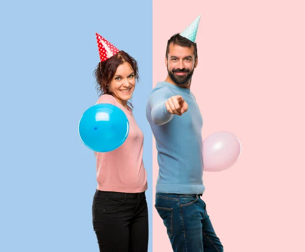 Casal Com Balões Chapéus Aniversário Aponta Dedo Para Você Com — Fotografia de Stock