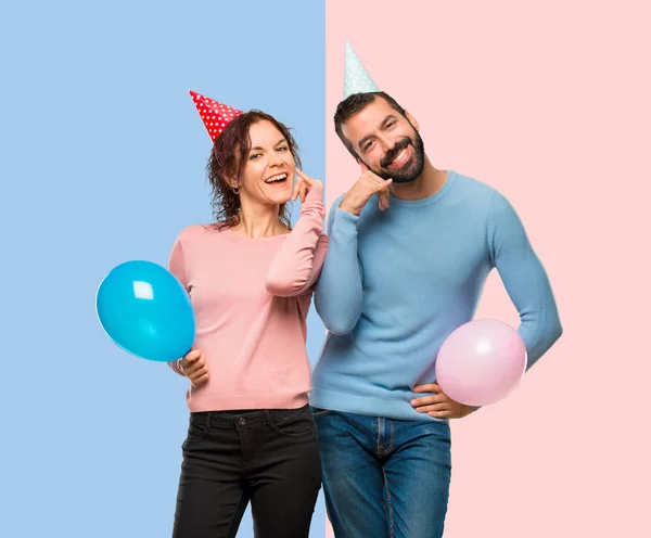 Couple Avec Des Ballons Des Chapeaux Anniversaire Faisant Geste Téléphone — Photo