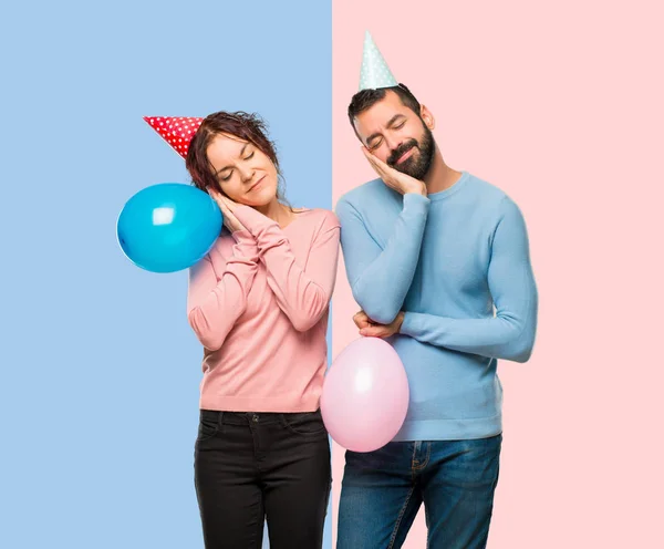 Pareja Con Globos Sombreros Cumpleaños Haciendo Gesto Sueño Adorable Expresión — Foto de Stock