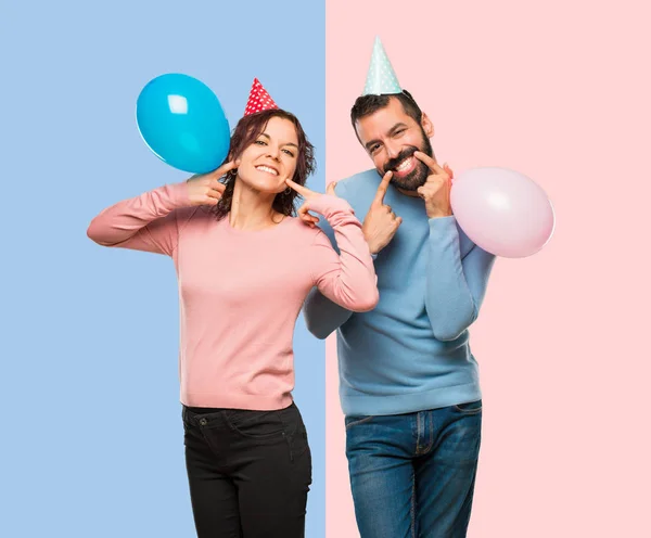 Balonlar Pembe Mavi Arka Plan Ağız Parmaklarıyla Işaret Ederken Hoş — Stok fotoğraf