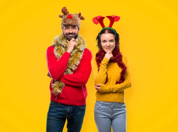 Paar Verkleidet Für Die Weihnachtsfeiertage Lächelnd Und Nach Vorne Blickend — Stockfoto