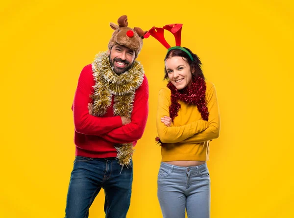 Couple Habillé Pour Les Vacances Noël Gardant Les Bras Croisés — Photo