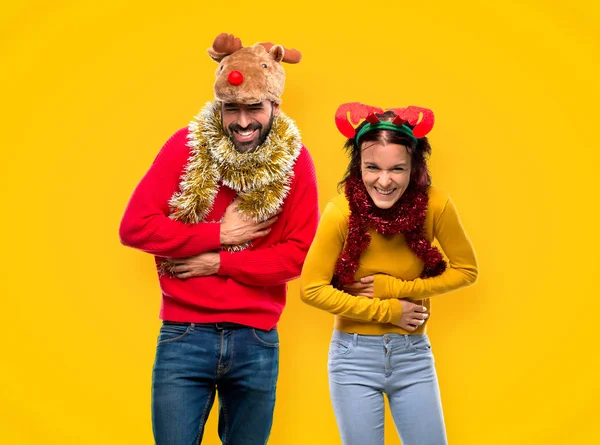 Paar Verkleed Voor Kerstvakantie Veel Glimlachen Terwijl Handen Zetten Borst — Stockfoto