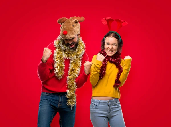Paar Gekleed Voor Kerstvakantie Een Overwinning Vieren Gelukkig Voor Die — Stockfoto