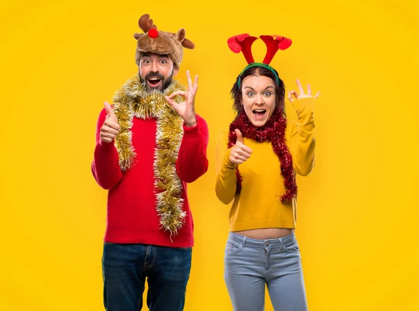 Paar Verkleidet Für Die Weihnachtsfeiertage Zeigt Zeichen Und Gibt Einen — Stockfoto