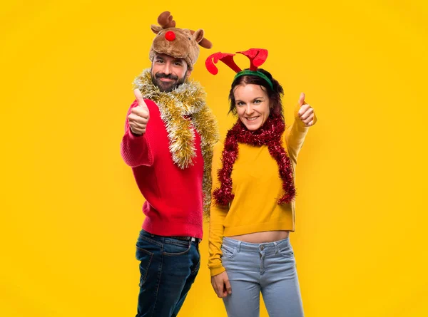 Couple Habillé Pour Les Vacances Noël Donnant Pouce Geste Souriant — Photo