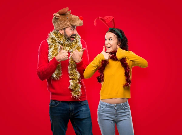 Paar Verkleed Voor Kerstvakantie Geven Een Duim Omhoog Gebaar Glimlachend — Stockfoto