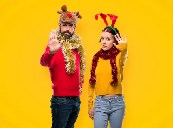 Paar Verkleed Voor Kerstvakantie Maken Stop Gebaar Met Haar Hand — Stockfoto