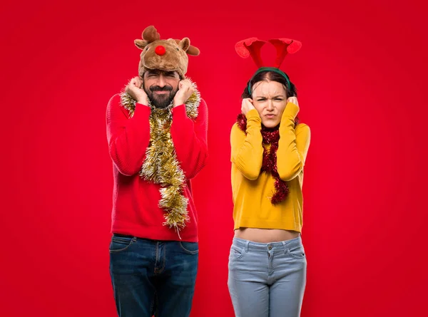 Paar Verkleidet Für Die Weihnachtsfeiertage Ohren Mit Händen Abdeckend Frustrierte — Stockfoto