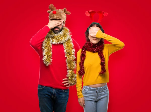 Couple Habillé Pour Les Vacances Noël Couvrant Les Yeux Par — Photo