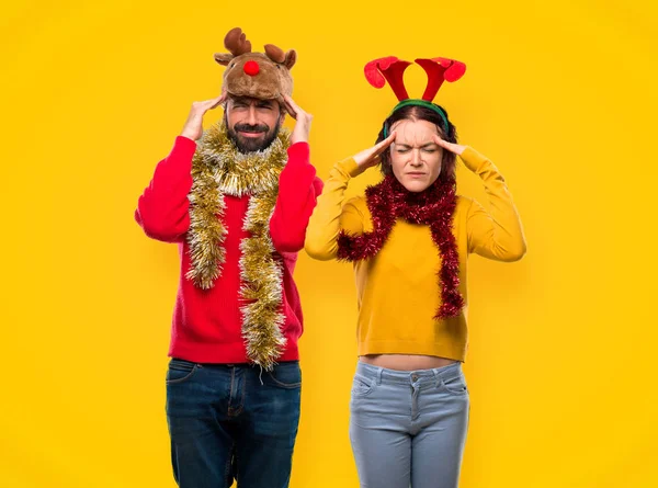 Pár Oblečená Vánoční Svátky Něčím Nespokojeni Negativní Výraz Obličeje Žlutém — Stock fotografie