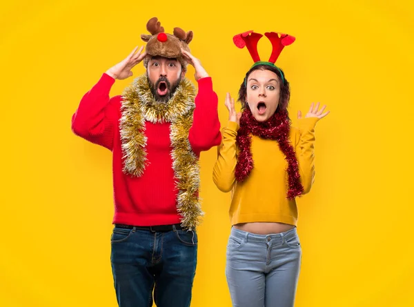 Paar Verkleidet Für Die Weihnachtsfeiertage Mit Überraschung Und Schockiertem Gesichtsausdruck — Stockfoto