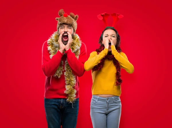 Paar Verkleidet Für Die Weihnachtsfeiertage Schreit Mit Weit Aufgerissenem Mund — Stockfoto