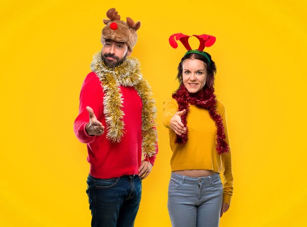 Paar Verkleidet Für Die Weihnachtsfeiertage Beim Händeschütteln Für Ein Gutes — Stockfoto