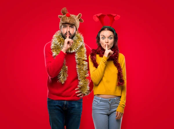 Paar Verkleidet Für Die Weihnachtsfeiertage Zeigt Ein Zeichen Der Stille — Stockfoto