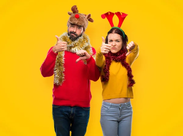 Paar Verkleidet Sich Für Die Weihnachtsfeiertage Und Macht Ein Gutes — Stockfoto