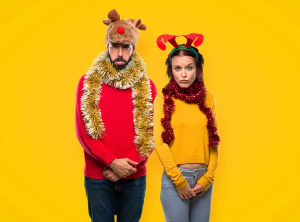 Paar Verkleidet Für Die Weihnachtsfeiertage Mit Traurigem Und Deprimiertem Gesichtsausdruck — Stockfoto