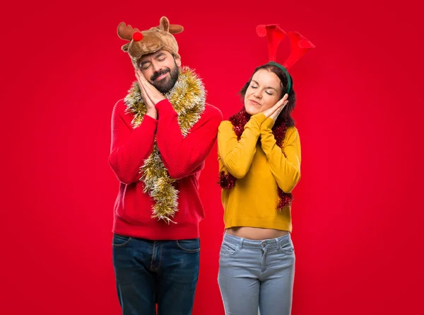 Paar Verkleed Voor Kerstvakantie Slaap Gebaar Maken Schattig Zoete Expressie — Stockfoto
