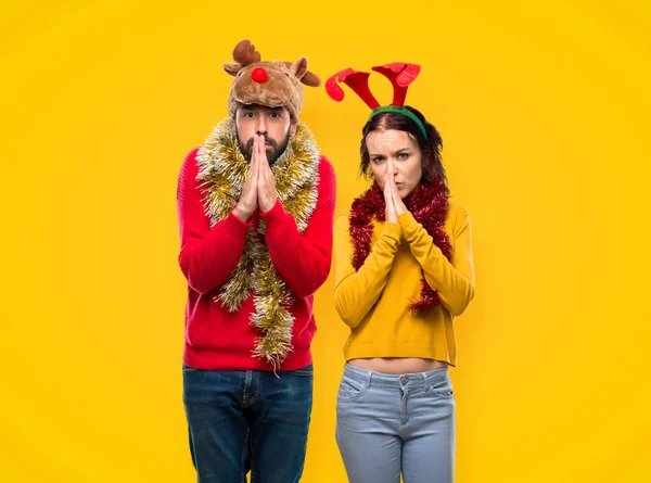 Paar Verkleed Voor Kerstvakantie Houdt Palm Samen Persoon Vraagt Iets — Stockfoto