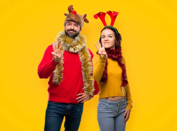 Paar Verkleed Voor Kerstvakantie Gelukkig Tellen Drie Met Vingers Gele — Stockfoto