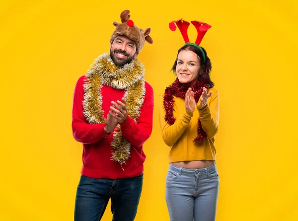 Paar Verkleed Voor Kerstvakantie Applaudisseren Presentatie Een Conferentie Gele Achtergrond — Stockfoto