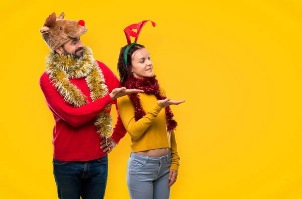 Couple Habillé Pour Les Vacances Noël Présentant Une Idée Tout — Photo