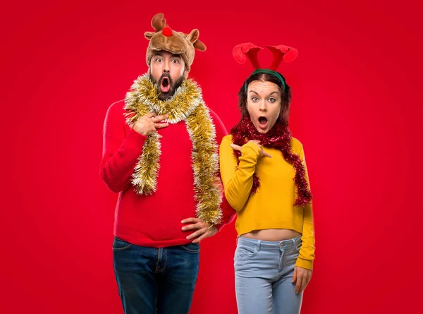 Paar Verkleidet Für Die Weihnachtsfeiertage Überrascht Und Schockiert Ausdrucksstarke Gesichtsbewegungen — Stockfoto