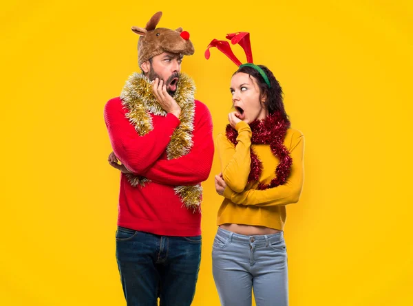 Pár Převlečený Vánoční Dovolená Překvapen Šokován Když Hledá Žlutém Pozadí — Stock fotografie