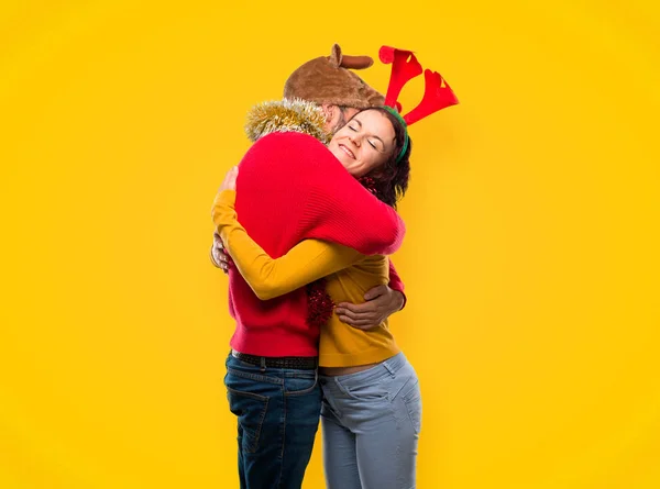 Paar Verkleed Voor Kerstvakantie Knuffelen Gele Achtergrond — Stockfoto