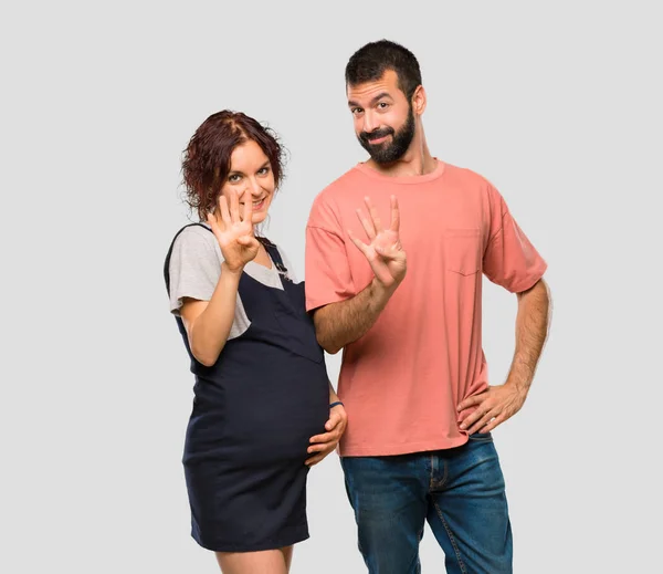 Casal Com Mulher Grávida Feliz Contando Quatro Com Dedos Fundo — Fotografia de Stock