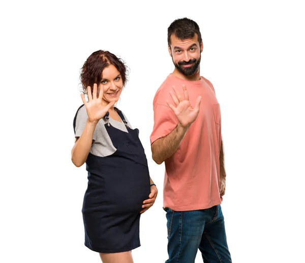 Paar Mit Schwangerer Frau Die Fünf Finger Auf Isoliertem Weißem — Stockfoto