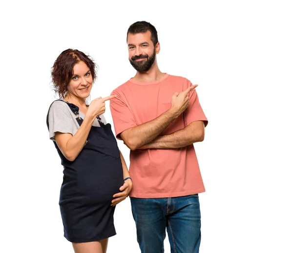 Pareja Con Una Mujer Embarazada Apuntando Hacia Lado Con Dedo — Foto de Stock
