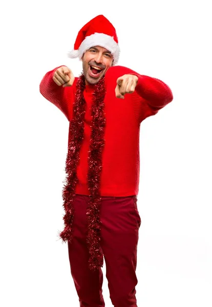 Mann Mit Roter Kleidung Der Die Weihnachtsfeiertage Feiert Zeigt Mit — Stockfoto