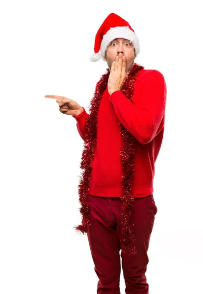 Hombre Con Ropa Roja Celebrando Las Fiestas Navideñas Señalando Con —  Fotos de Stock