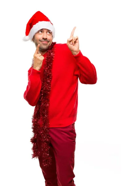 Człowiek Czerwone Ubrania Okazji Świąt Bożego Narodzenia Wskazując Palcem Wskazującym — Zdjęcie stockowe