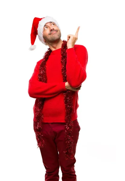 祝うクリスマス祝日と分離の白い背景に見上げると素晴らしいアイデアを指している赤い服の男 — ストック写真
