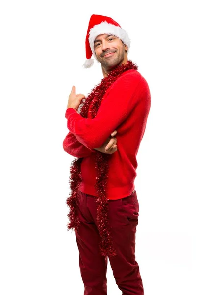 Man Met Rode Kleren Vieren Kerstvakantie Wijzen Terug Met Wijsvinger — Stockfoto