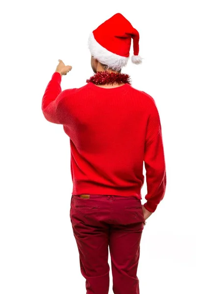 Człowiek Czerwone Ubrania Okazji Świąt Bożego Narodzenia Wskazując Powraca Palcem — Zdjęcie stockowe