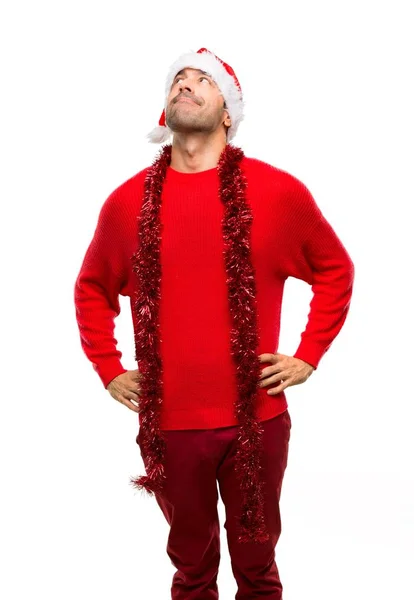 Mannen Med Röda Kläder Fira Julhelgen Tittar Upp Isolerade Vit — Stockfoto
