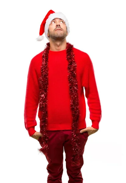 Hombre Con Ropa Roja Celebrando Las Vacaciones Navidad Mirando Hacia — Foto de Stock