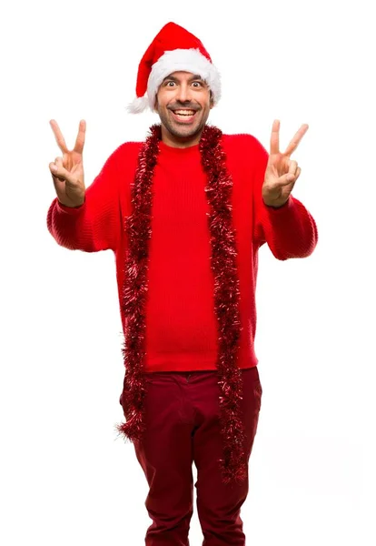 Hombre Con Ropa Roja Celebrando Las Fiestas Navideñas Sonriendo Mostrando — Foto de Stock