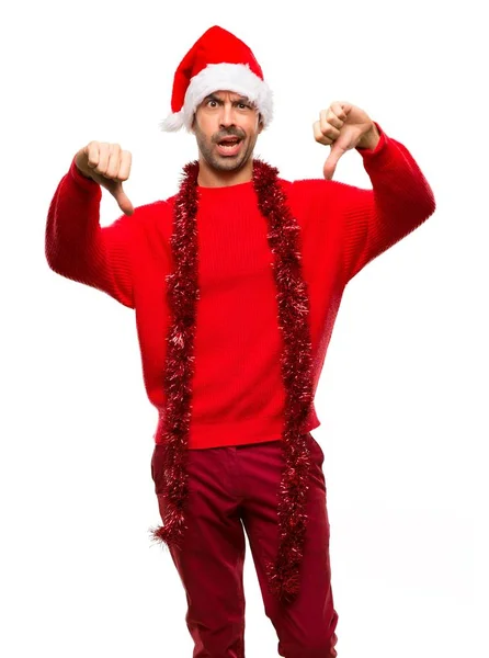 Hombre Con Ropa Roja Celebrando Las Fiestas Navideñas Mostrando Pulgar — Foto de Stock