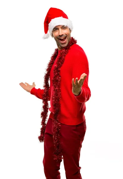 Mann Mit Roter Kleidung Feiert Die Weihnachtsfeiertage Stolz Und Selbstzufrieden — Stockfoto