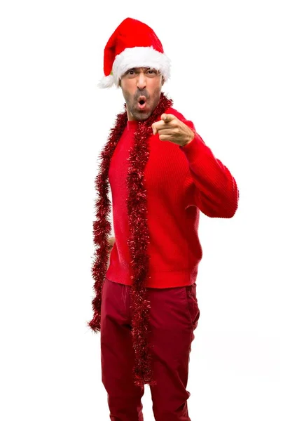 Mann Mit Roter Kleidung Feiert Die Weihnachtsfeiertage Frustriert Von Einer — Stockfoto