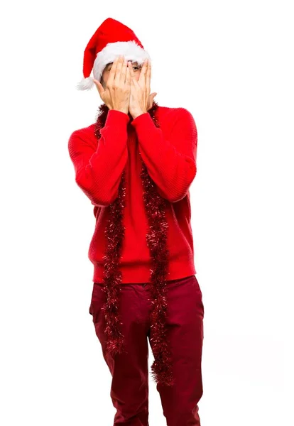 Hombre Con Ropa Roja Celebrando Las Fiestas Navideñas Cubriendo Los —  Fotos de Stock