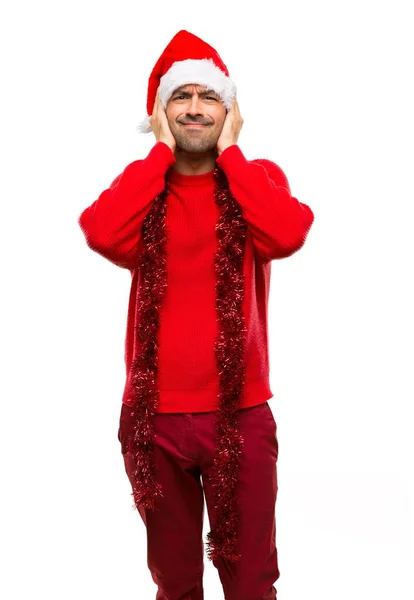 Homem Com Roupas Vermelhas Comemorando Férias Natal Cobrindo Ambas Orelhas — Fotografia de Stock