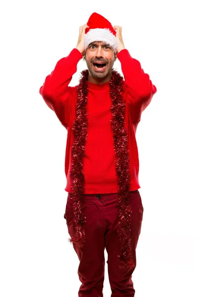 Mann Mit Roter Kleidung Feiert Die Weihnachtsfeiertage Nimmt Die Hände — Stockfoto