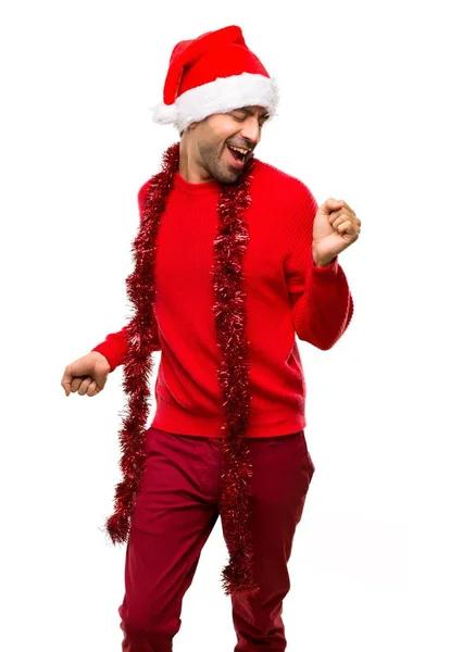 クリスマス休暇を祝う赤い服の男は 分離の白い背景の上のパーティーで音楽を聴きながら踊りを楽しむ — ストック写真