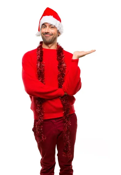 Homem Com Roupas Vermelhas Comemorando Férias Natal Segurando Espaço Imaginário — Fotografia de Stock