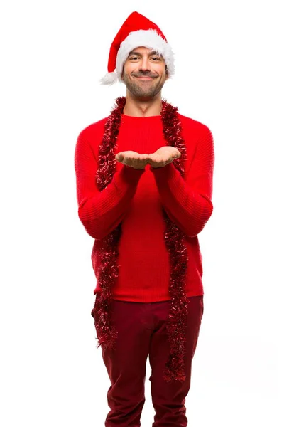 Man Met Rode Kleren Vieren Kerstvakantie Copyspace Imaginaire Houden Palm — Stockfoto